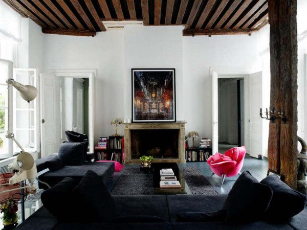 retro-inspired-living-room-with-fireplace-and-black-touches-600x450