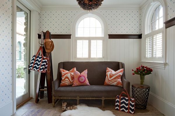 small entrance hall with colorful couch and stylish coat rack