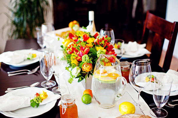 table decor ideas with colorful lowers, lemons and lime