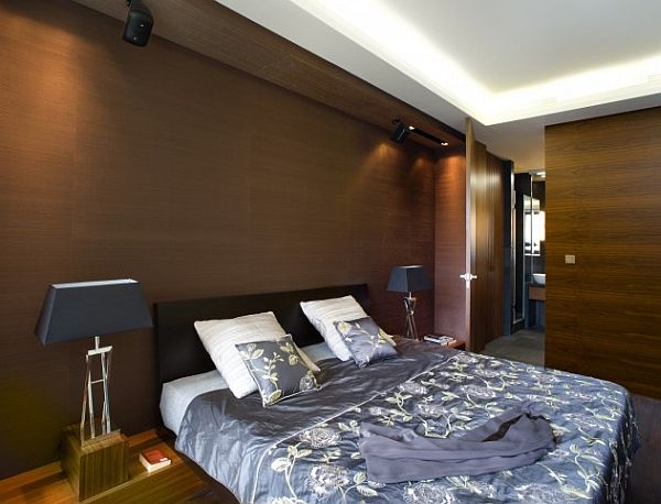 traditional-dark-furnished-bedroom-decoration