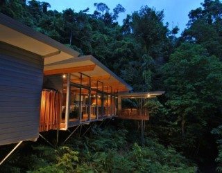 Environmentally Friendly HP Tree House: Sitting Atop the Rainforest With Transparent Delight