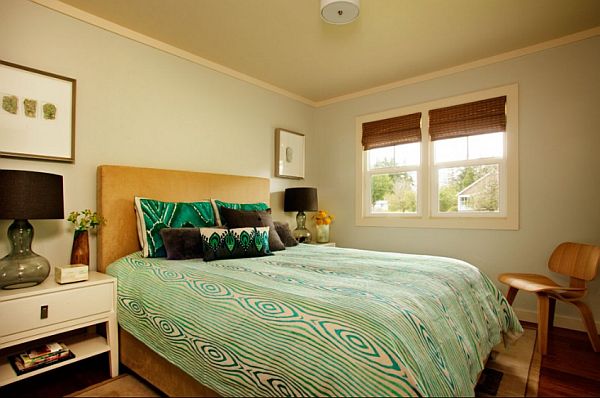 guest-bedroom-with-beachy-turquoise-bedding