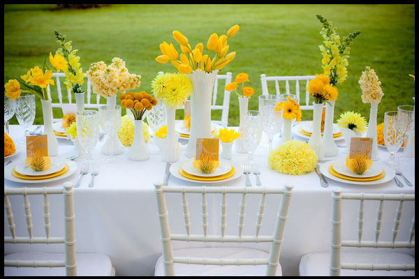 yellow-floral-table-centerpieces