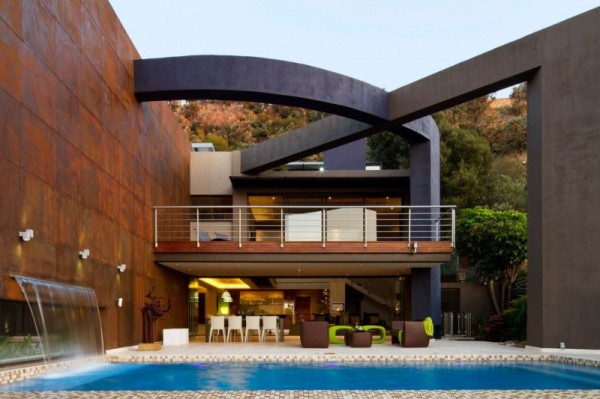 South-African-House-Remodeling-outdoor-patio-with-stylish-pool-600x399