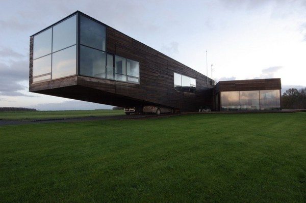 Utriai-Residence-cantilevered-home-2-600x399