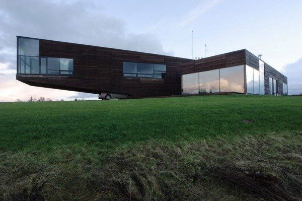 Utriai-Residence-cantilevered-home-3-600x399