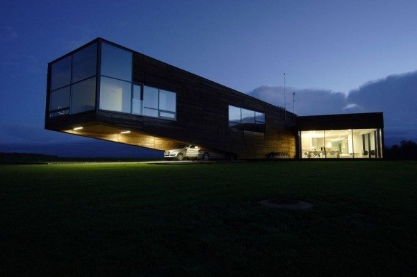 Utriai-Residence-cantilevered-home-4-600x399