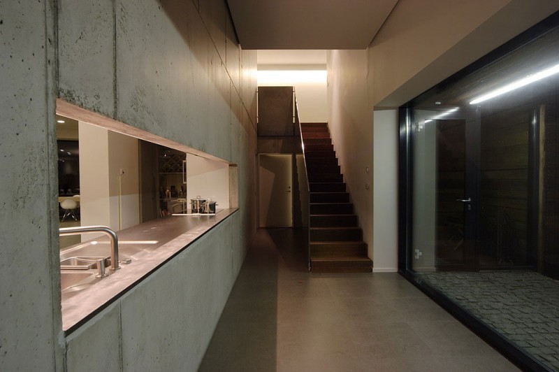 Utriai Residence - cantilevered home 8