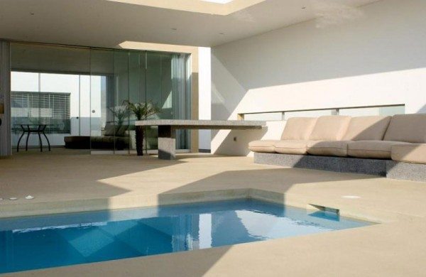 beach-house-living-room-with-pool-600x390