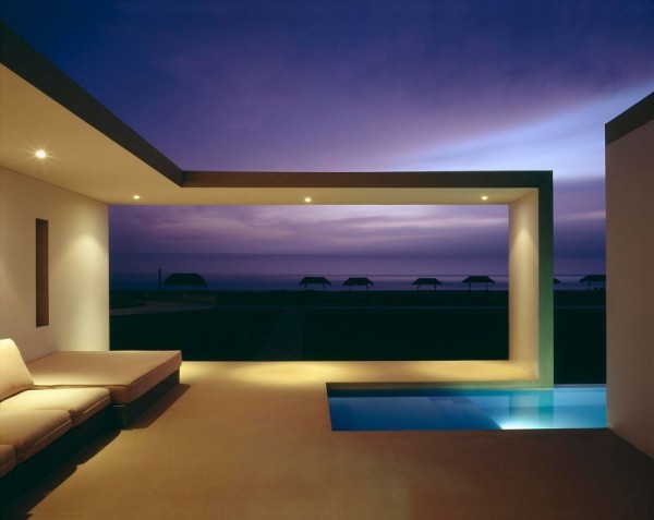beach-house-night-view-living-room-600x477
