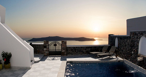 luxury-pool-villa-in-santorini