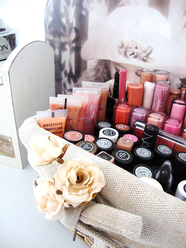 makeup-storage-basket