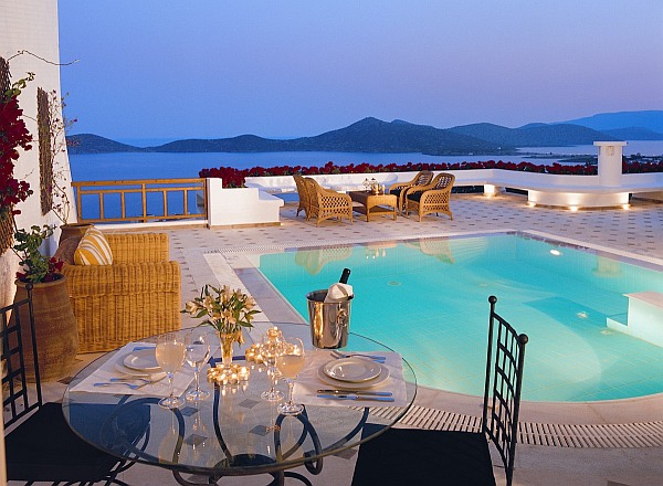 mediterranean-pool-with-patio-furniture