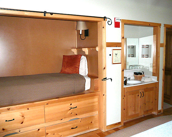 wooden-wall-alcove-bed