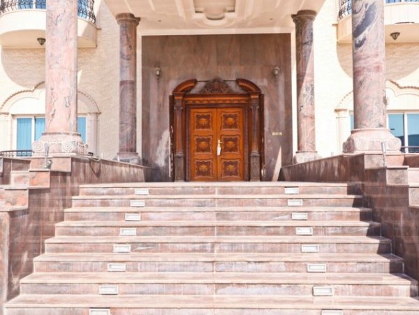 A-Dubai-villa-staircase