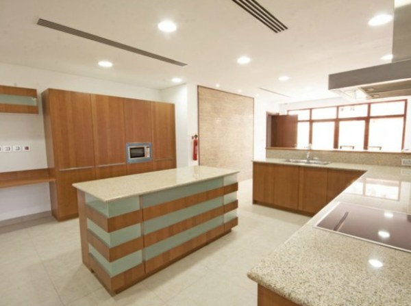 A-modern-Dubai-villa-kitchen