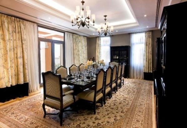 An elegant Arabian villa dining room