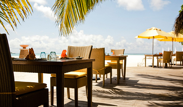 Angsana-Velavaru-Maldives-Resort-dining-on-the-beach