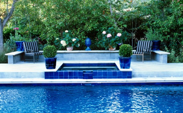 Blue-accents-pop-on-a-poolside-terrace