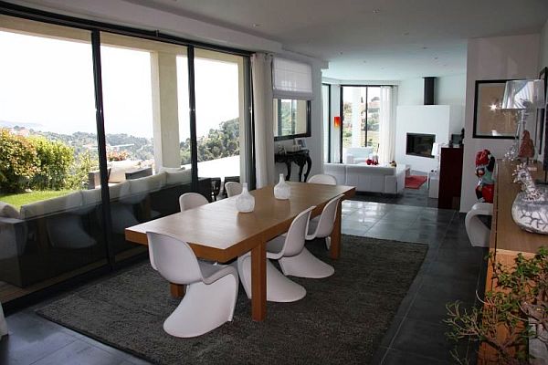 Chic Contemporary Villa in Nice - dining area