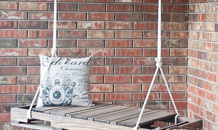 DIY Pallet Swing: Simple and easy way to craft up your own swing!