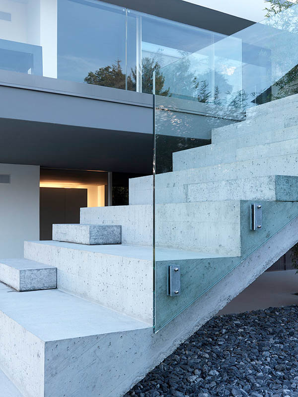Glass-Contemporary-Feldbalz-House-concrete-and-glass-stairs