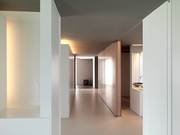 Glass-Contemporary-Feldbalz-House-hallways