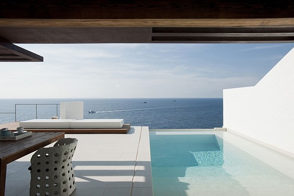 Outdoor-patio-with-stunning-sea-views