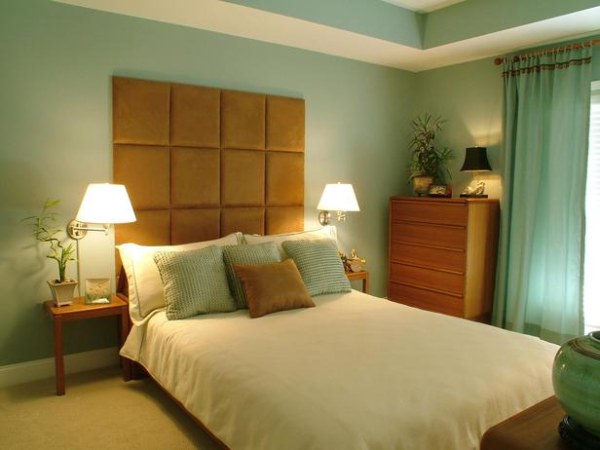A soothing tan and blue bedroom