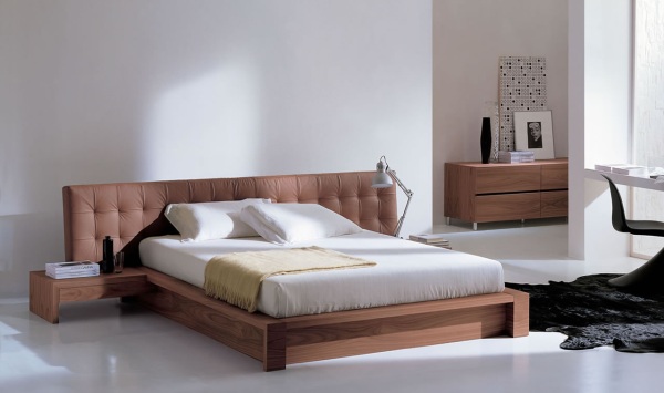 leather-upholstered-Italian-bed