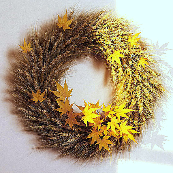 A wreath of wheat and leaves