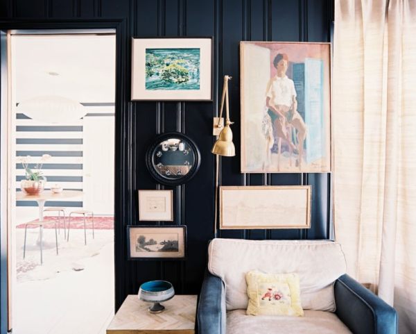 Black-and-white-stripes-set-the-living-room-color-scheme
