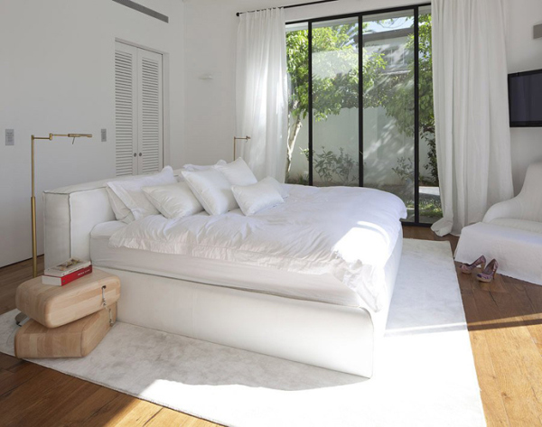 Glass Private House - all white bedroom design