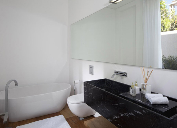 Glass Private House - black and white bathroom