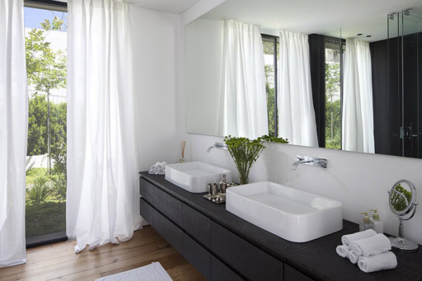 Glass Private House - black and white stylish bathroom