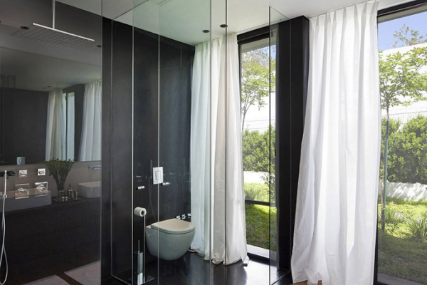 Glass Private House - black walls in the bathroom