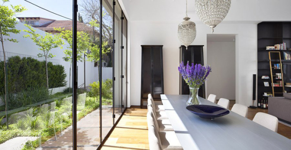 Glass-Private-House-long-dining-table