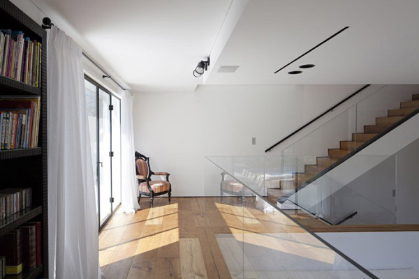 Glass-Private-House-staircase-with-glass-parapet