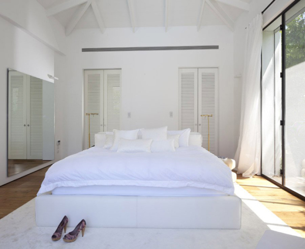 Glass Private House - white bedroom