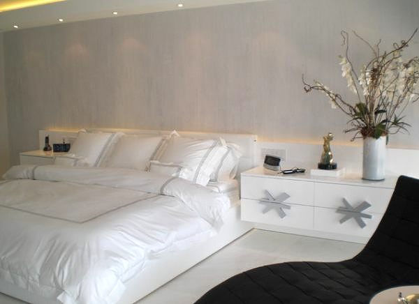 Hotel-style bedding in a modern bedroom