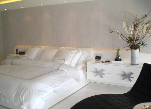 Hotel-style-bedding-in-a-modern-bedroom1