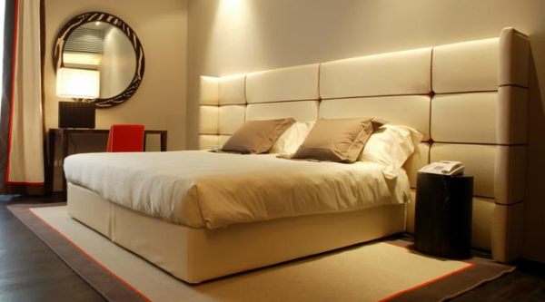 Recessed-lighting-above-hotel-bed