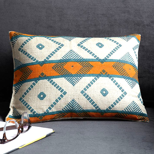 A-diamond-pattern-tribal-pillow