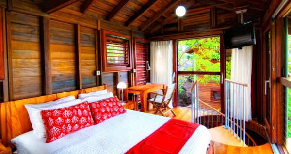 Bedroom in the Mapou room with lovely wooden furnishings