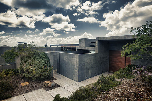 Casa La Atalaya by Alberto Kalach - concrete building