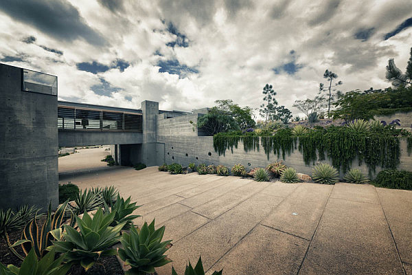 Casa-La-Atalaya-by-Alberto-Kalach-entrance-pathway