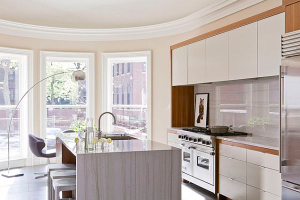 Compact-stylish-bright-kitchen-decor-with-solid-reflective-backsplash