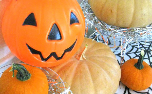 Halloween-decorations-with-pumpkins-and-tinsel