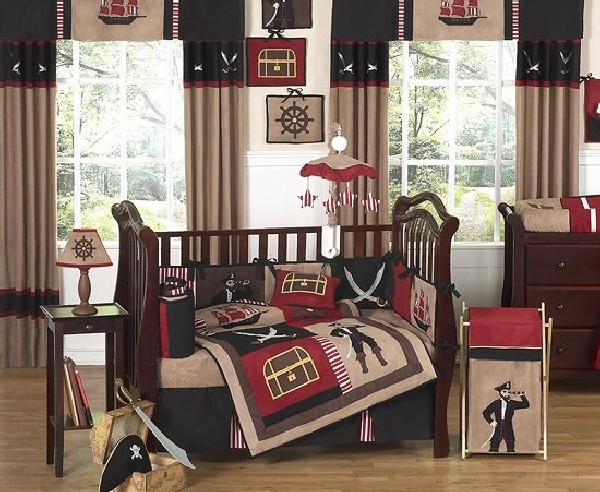 Pirate-bedding-in-vivid-print-to-cheer-up-your-little-boy