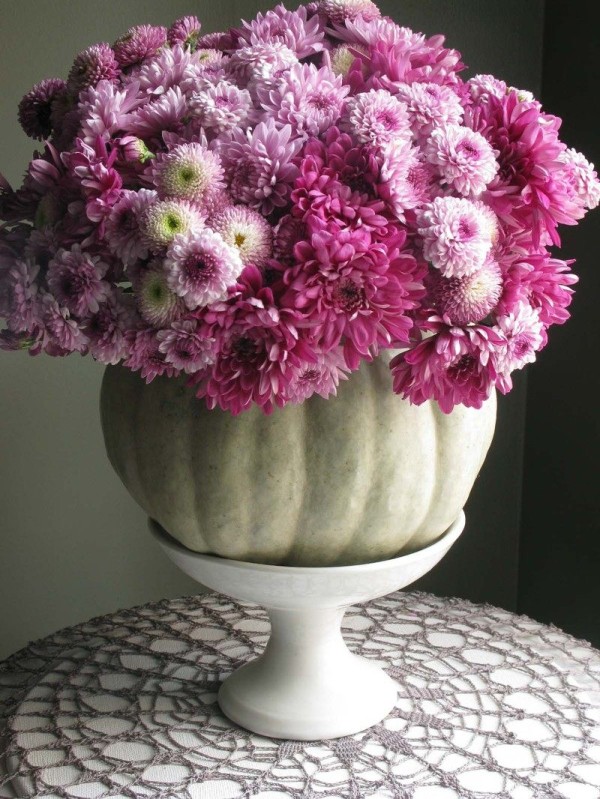 Purple-mums-in-a-white-pumpkin-600x799